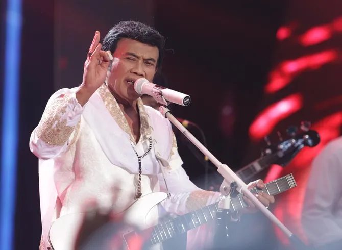 Rhoma Irama saat di panggung © KapanLagi.com/Agus Apriyanto