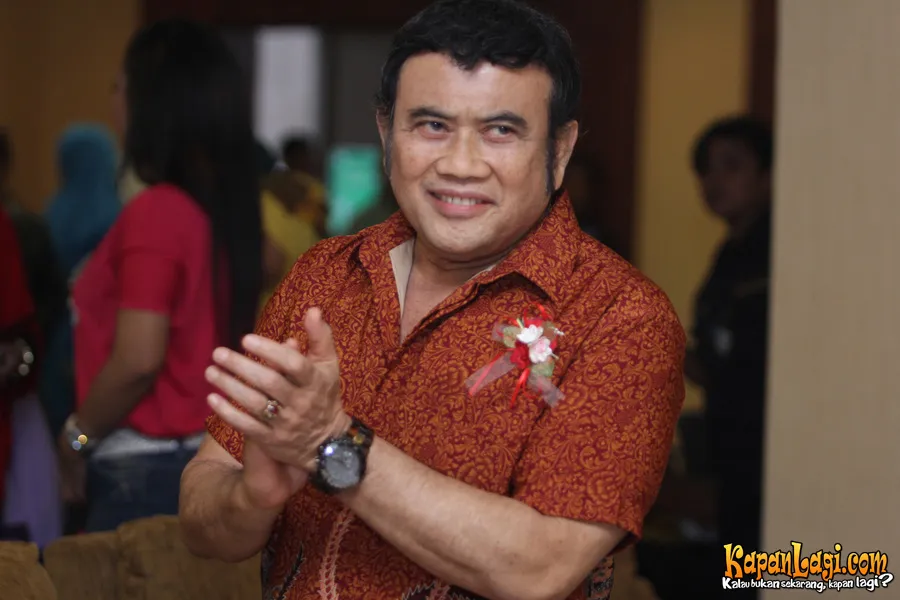 Rhoma Irama meminta bantuan rakyat untuk maju ke bursa pencalonan Presiden.