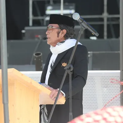 Rhoma Irama Jadi Imam dan Khatib Salat Jumat di Pestapora 2025, Suara Azan Vokalis Sisitipsi Menggema Khidmat