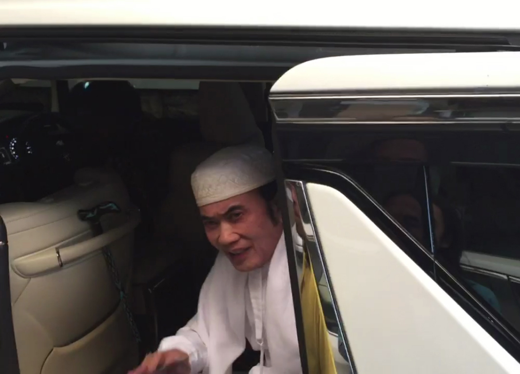 Rhoma Irama meninggalkan rumah untuk isi khotbah salat Jumat. (credit: Kapanlagicom/Adi Abbas Nugroho)