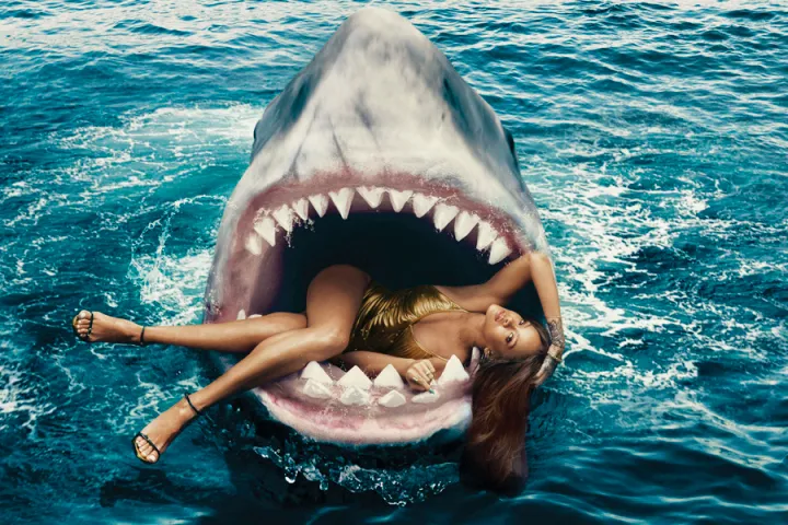 Rihanna berpose tepat di mulut hiu © Harper's Bazaar