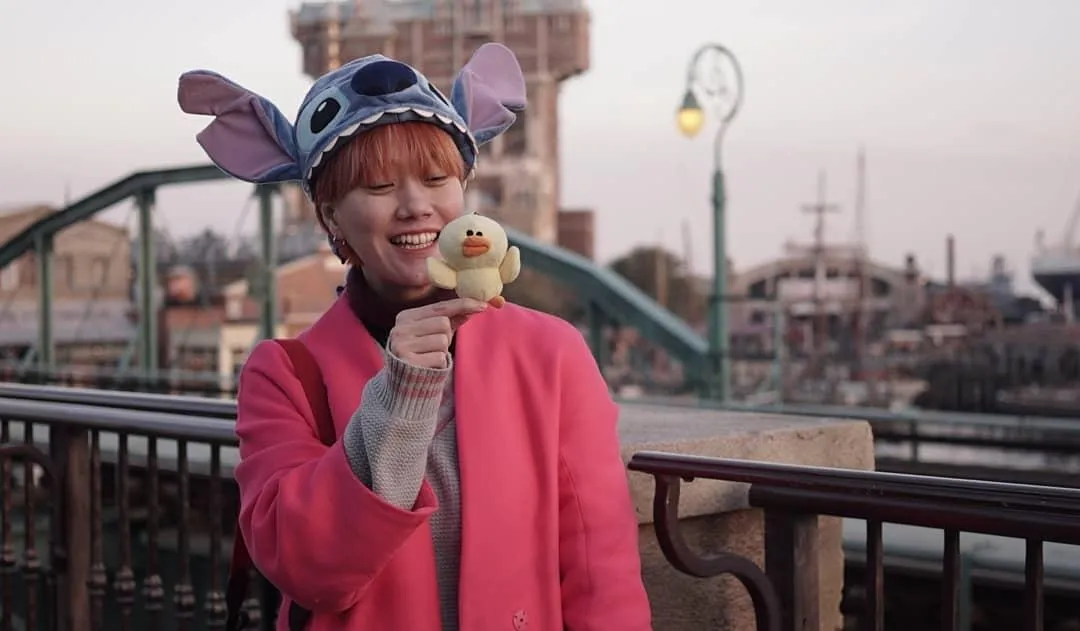 Ria suka banget sama alien dan punya boneka kesayangan yang diberi nama Curut! © instagram.com/riasukmawijaya