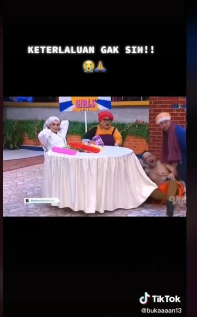 Ruben Onsu didorong terlalu keras hingga jatuh di kolong meja.