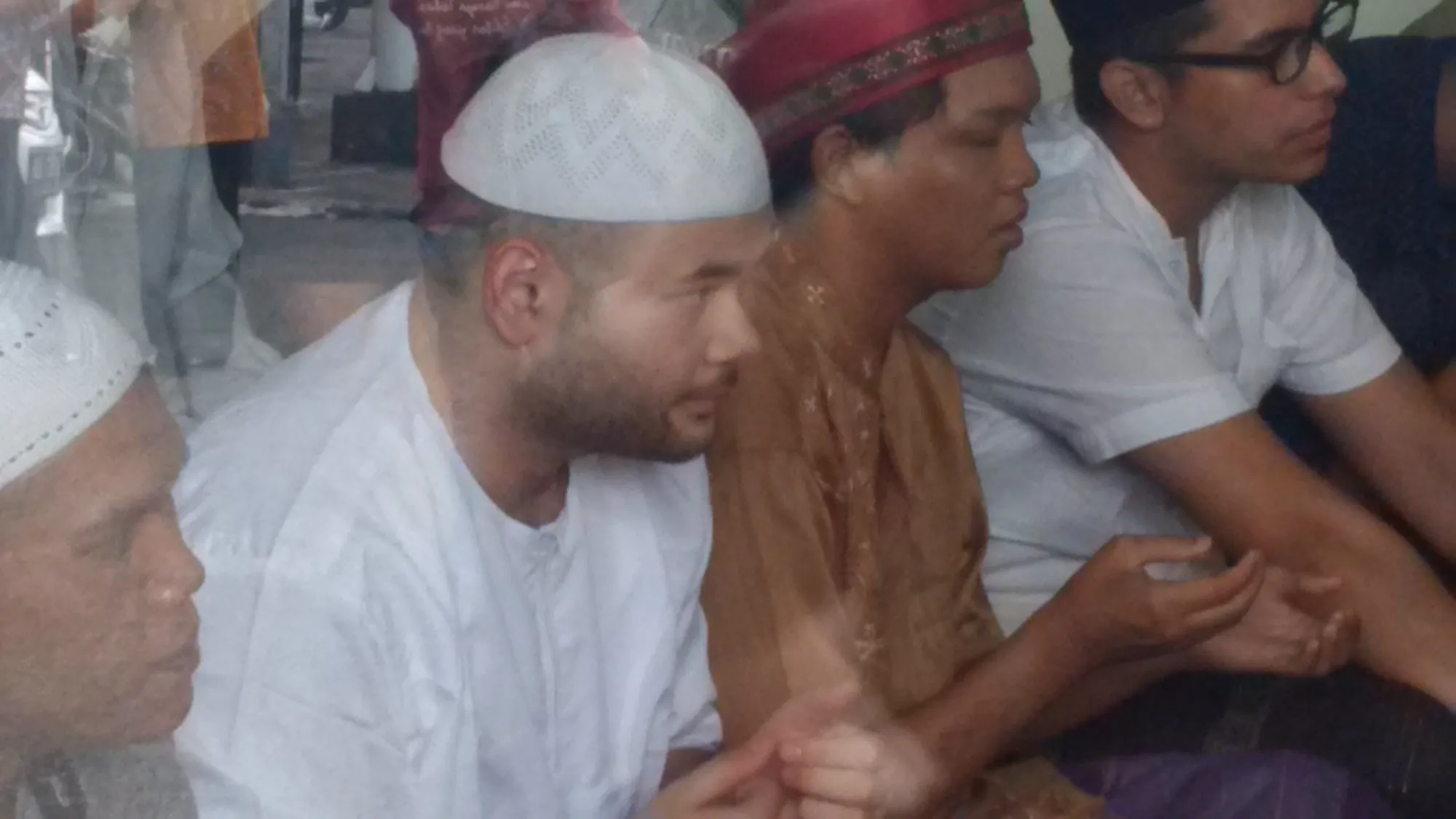 Ridho Rhoma tampak khusyuk mengikuti ibadah salat Jum'at di RSKO © KapanLagi.com/Fikri Alfi Rosiyadi