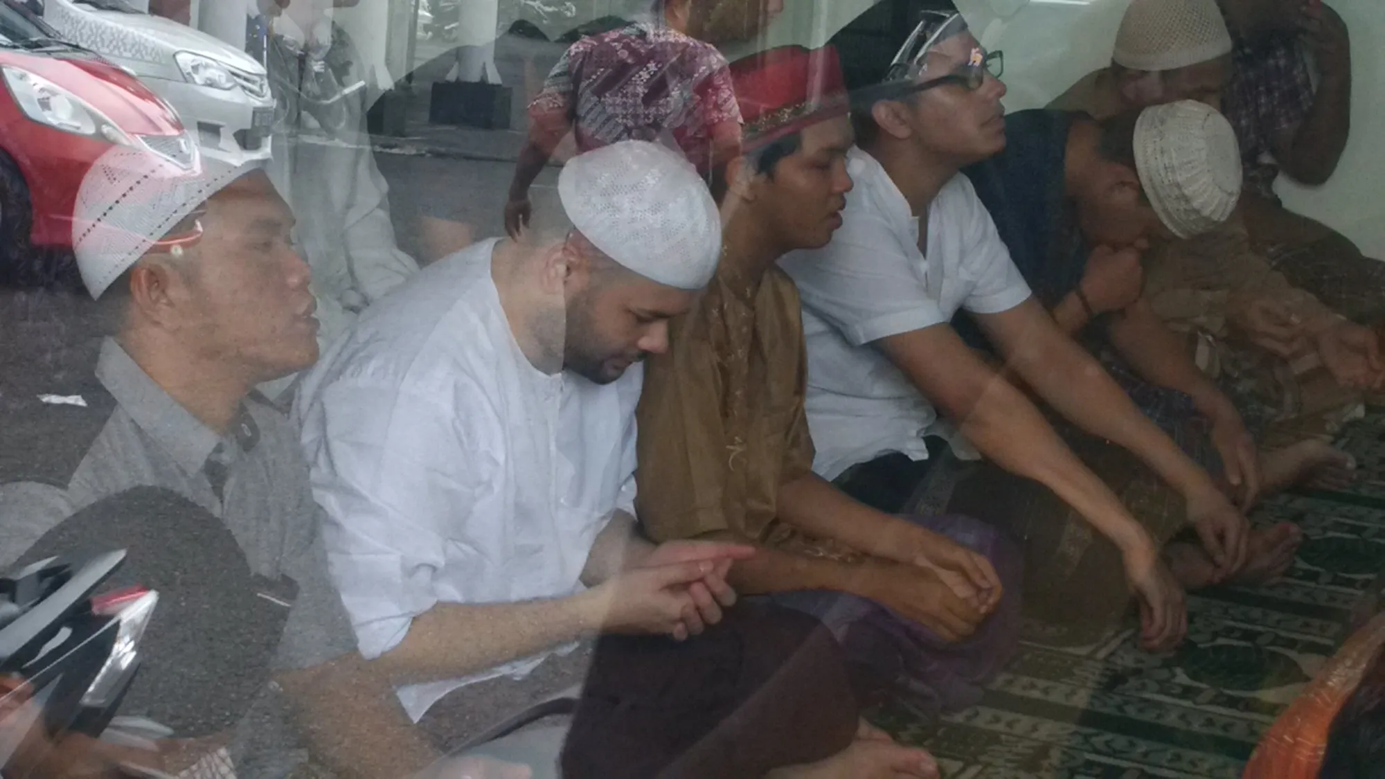 Tak segera meninggalkan Masjid, Ridho Rhoma tetap mengikuti doa bersama jamaah lain © KapanLagi.com/Fikri Alfi Rosiyadi