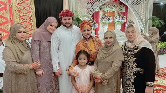 (credit: instagram.com/elvy_sukaesih)