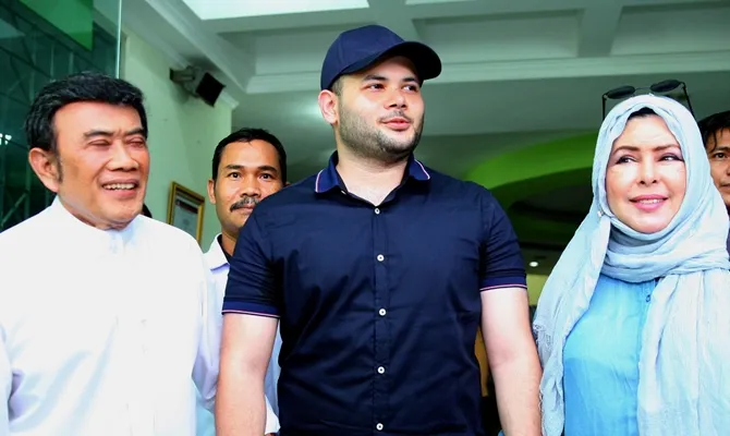 Ridho Rhoma dan keluarga keluar dari RSKO Cibubur dengan wajah bahagia. © KapanLagi.com