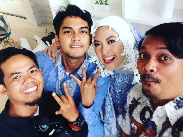 Suasana saat Ridwan Ghani dan Aditya Putri lamaran © istimewa