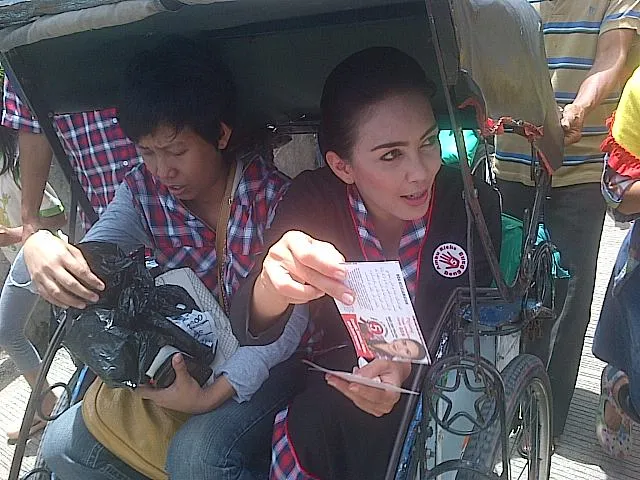 Promo gerobak pintar, Rieke juga ikut naik becak Foto: KapanLagi.com/Mathias