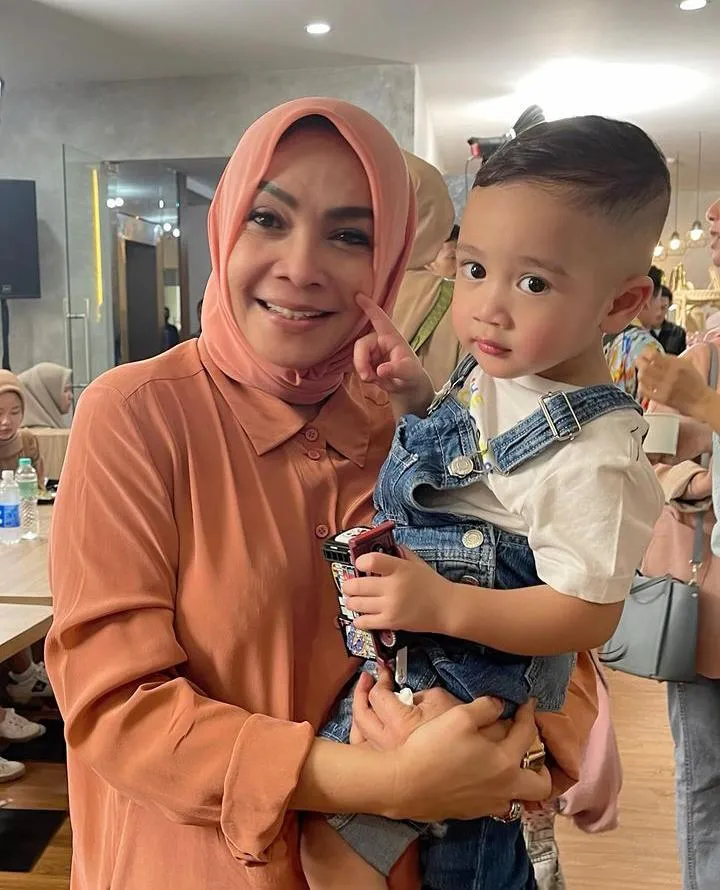 Potret Rieta dengan Senyum Bahagia saat Menemani Rayyanza Ulang Tahun