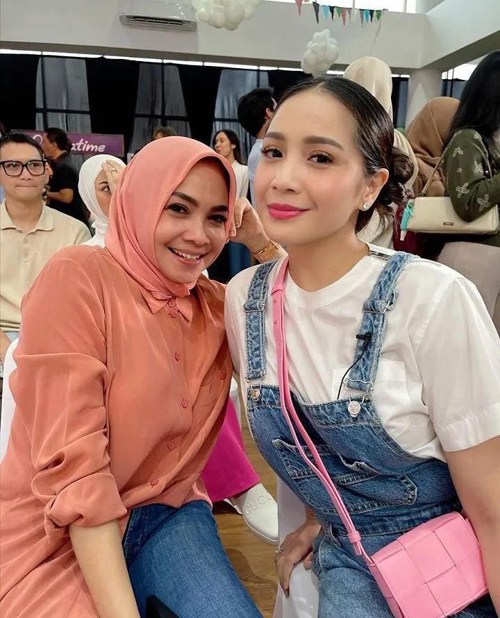 Potret Rieta dengan Wajah Ceria dan Berseri Bersama Anaknya
