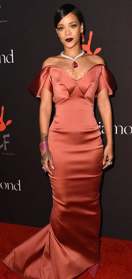Rihanna saat menghadiri event amal First Annual Diamond Ball. @dailymail.co.uk