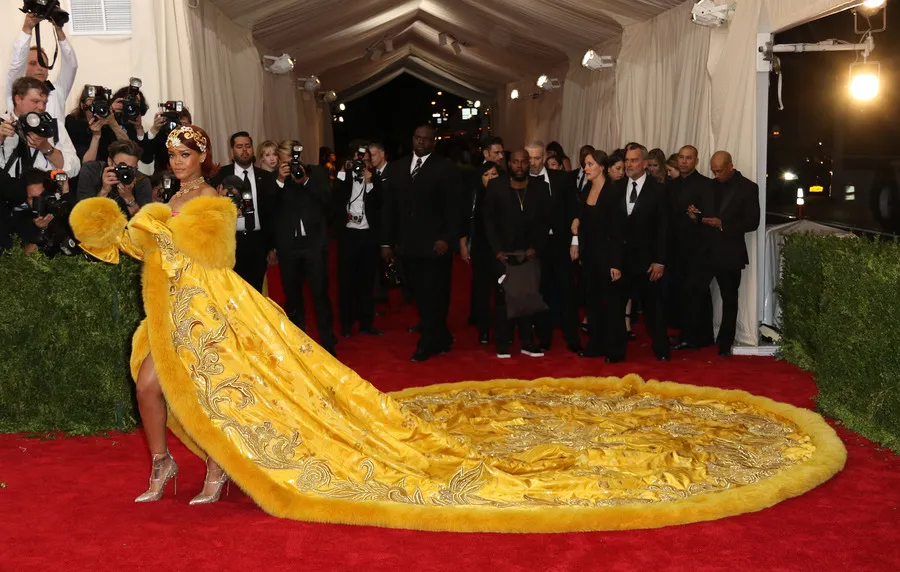 Dress Rihanna dibuat selama 2 tahun © Splashnews