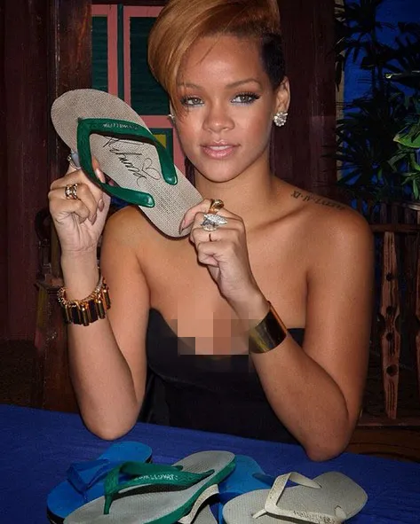 Rihanna Tanda Tangani Sandal Jepit © Instagram tokomemorabilia