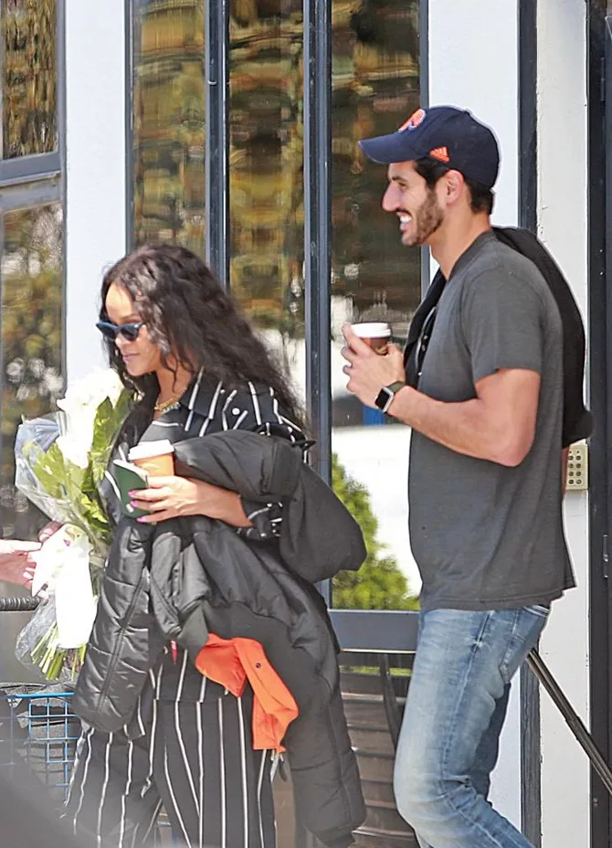 Riri dan kekasih tertangkap bidikan paparazzi. (credit: thesun.co.uk)