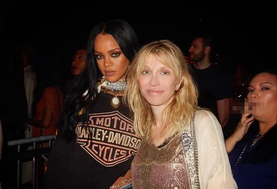 Rihanna lihat Coachella bareng Cortney Love © Instagram.com/moalturki
