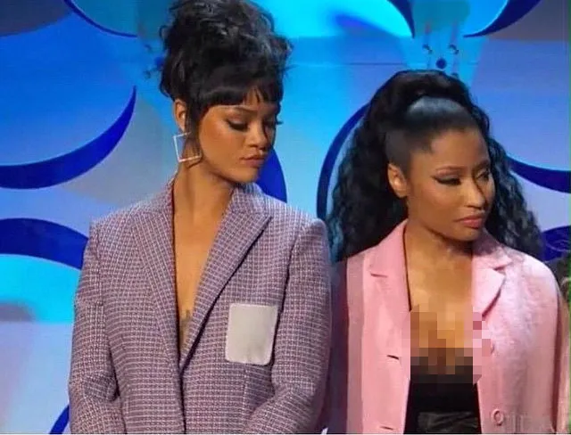 Rihanna tertangkap kamera melirik dada Nicki Minaj © Instagram/Nicki Minaj
