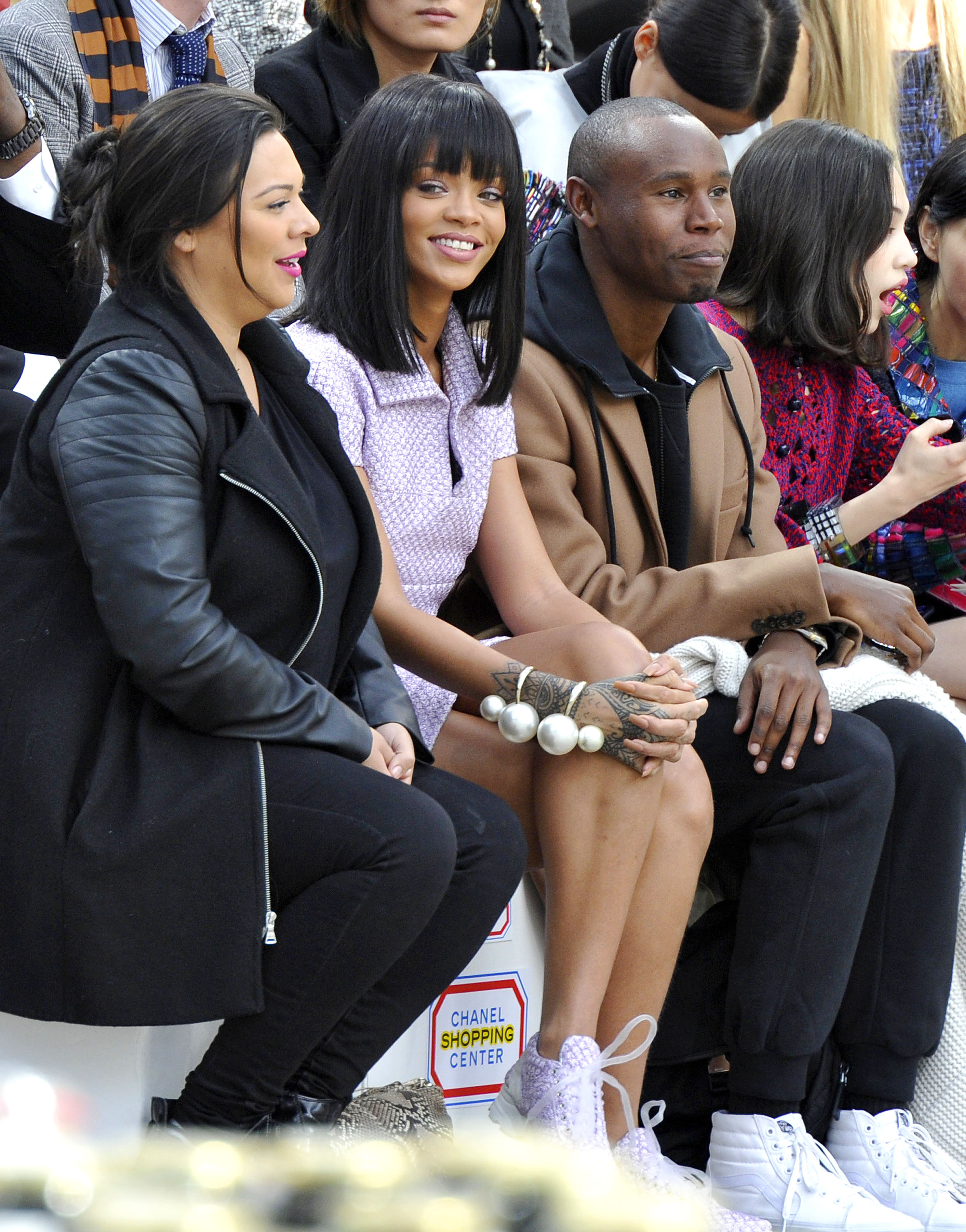 Rihanna dengan poninya.