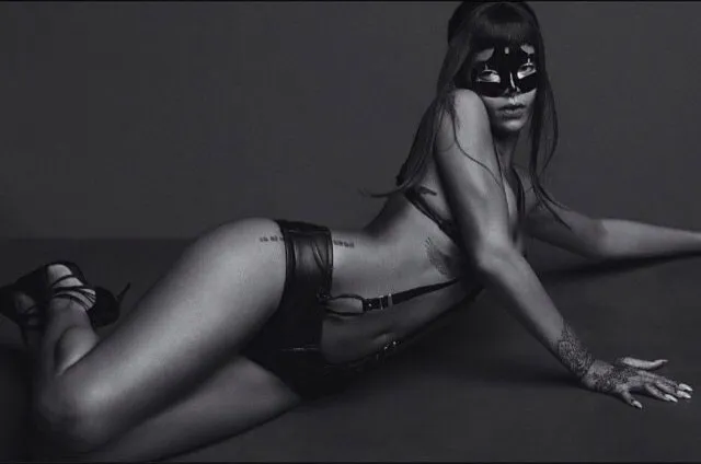 Rihanna berpose seksi di majalah Another © Instagram/Rihanna