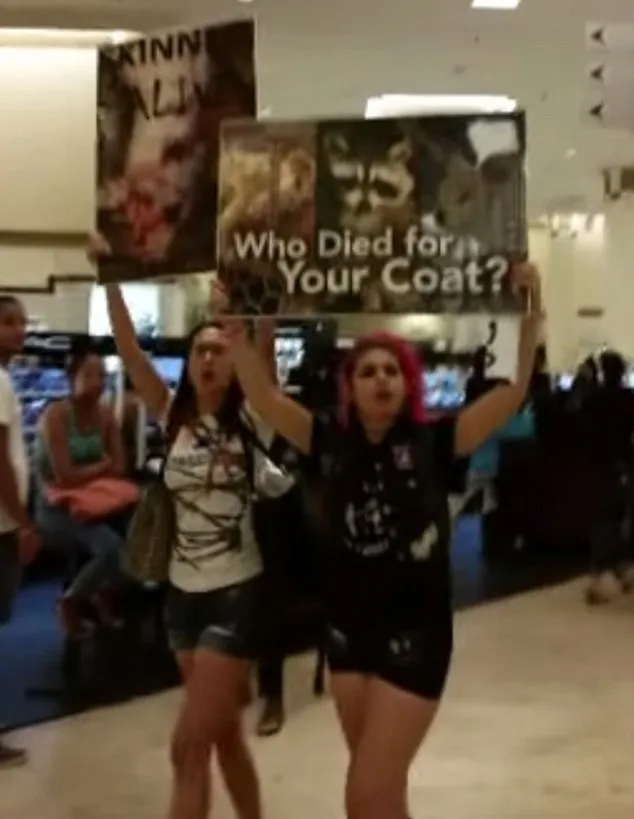 Para demonstran yang melakukan aksi protes di acara Rihanna © dailymail.co.uk