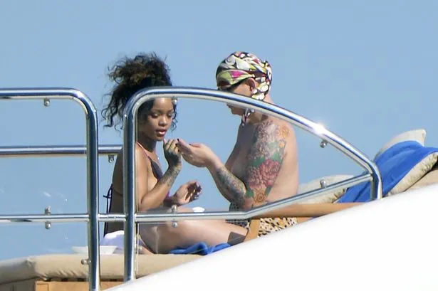Salah satu potret Rihanna di tengah-tengah berbagi kemesraan dengan seorang wanita ©splashnews.com