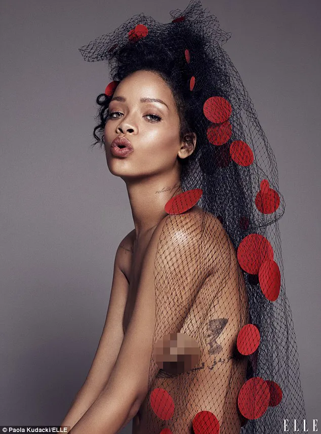 Foto topless Rihanna di Instagram @ Elle.com