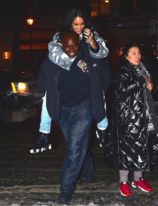 Rihanna digendong mesra pria lain ©splashnews.com