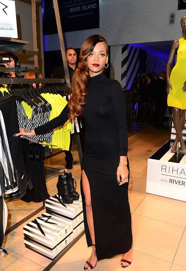 Dengan uang 3,3 triliun, Rihanna kok nggak bikin istana ya? @ dailymail.co.uk/PA