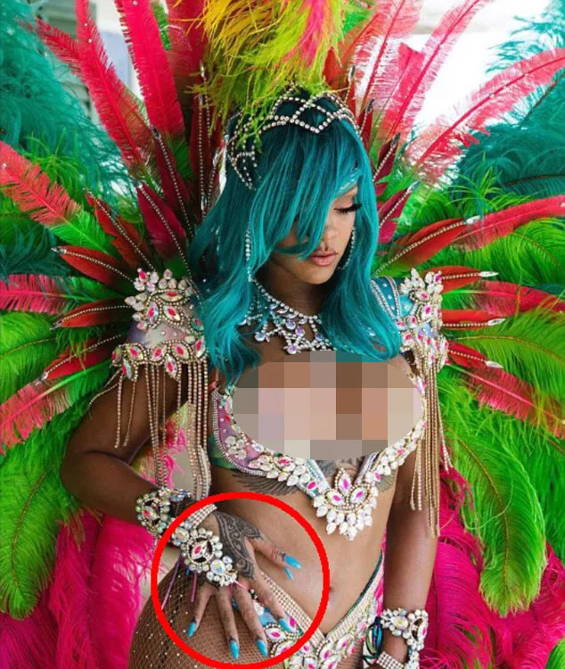 Photoshop fail! Gimana bisa ibu jari Rihanna ada 2? © instagram.com/badgalriri