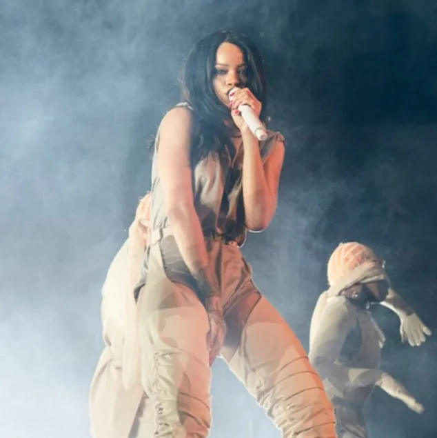 Rihanna beraksi panas dan liar di panggung © rihannanow.com