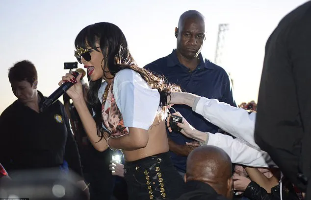 Rihanna minta tolong fansnya