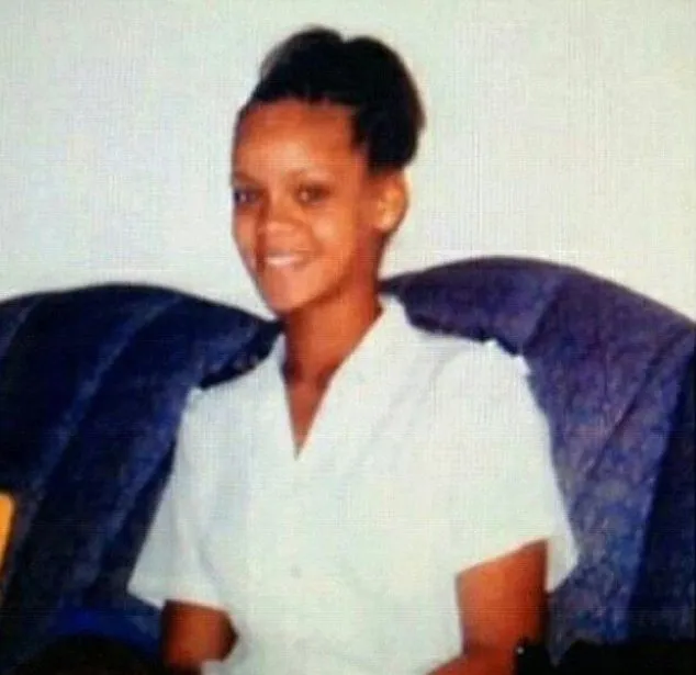 mau tahu wajah rihanna saat usia 15 tahun?