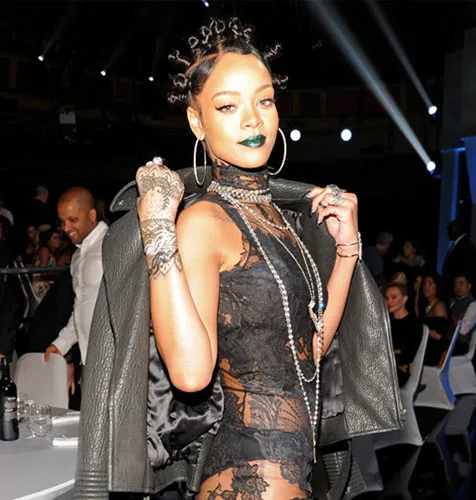 Penampilan super gothic ala Rihanna @ eonline.com