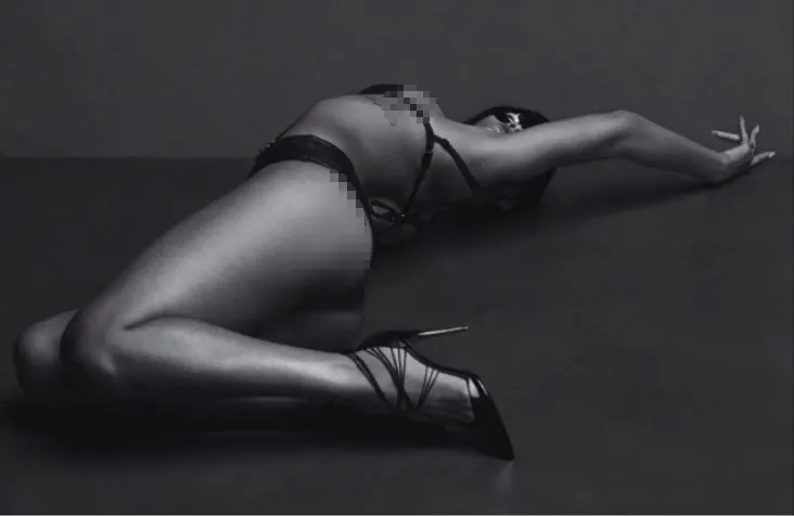 Rihanna berpose menggeliat bak ratu ular © Instagram/Rihanna