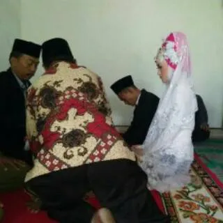 Rika Prasetiya, pegawai Alfamart yang kisah pernikahan sederhananya jadi viral © Facebook.com/Rika Prasetiya