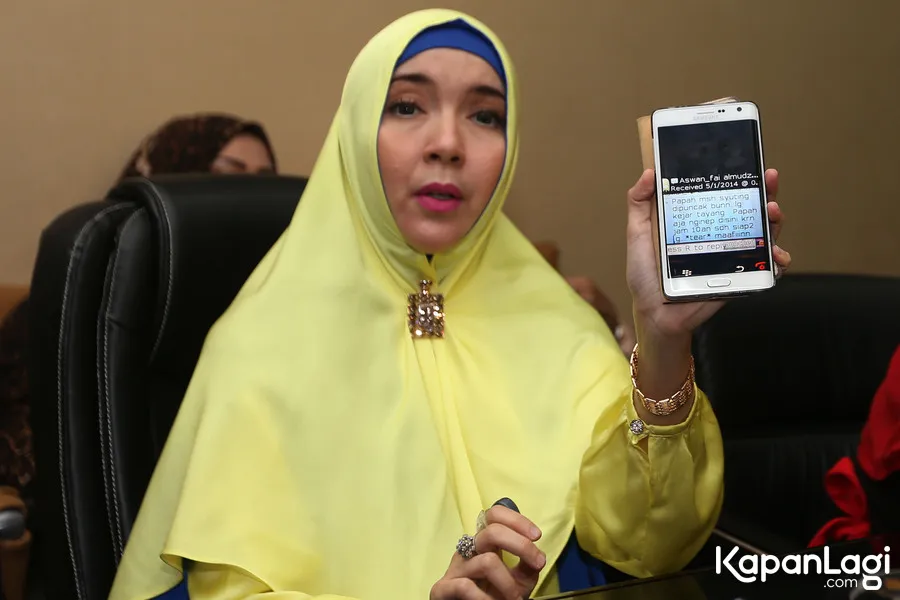 Beda pengakuan, Rima Idris memberikan bukti talak cerai Ustaz Aswan via BBM. ©KapanLagi.com/Budy Santoso