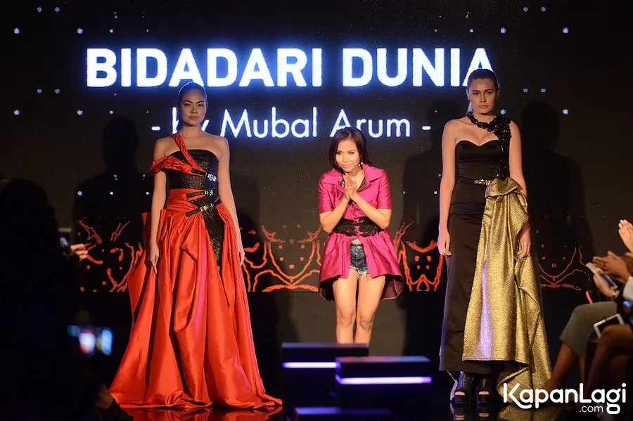 Rina (tengah) sang desainer berbakat © KapanLagi.com®