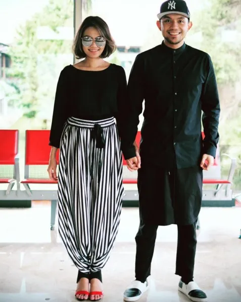 Rina dan Fakhrul gandengan mesra © instagram.com/rinanose16