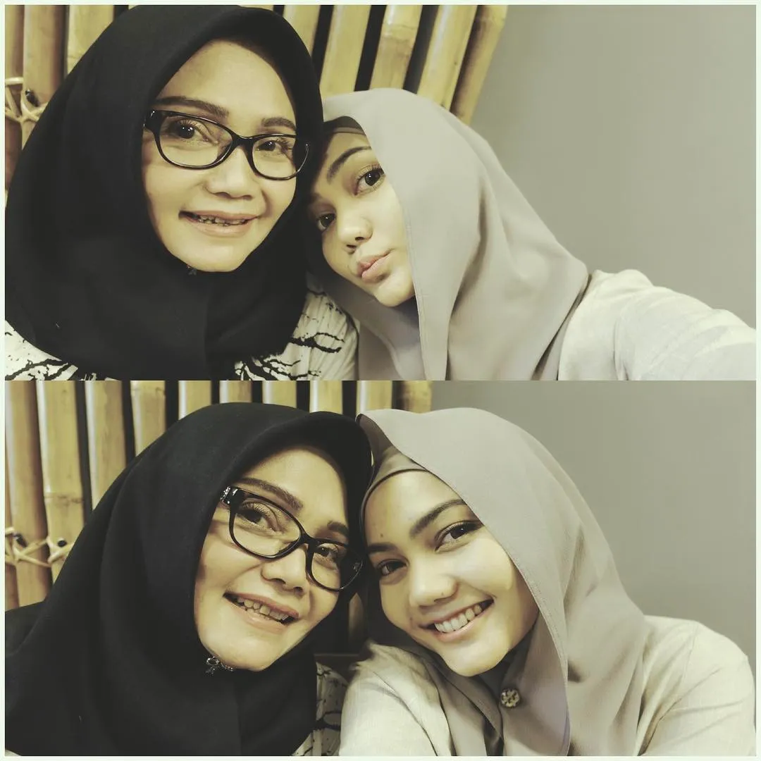 Rina dan ibunya, bagai pinang dibelah dua © instagram.com/rinanose16