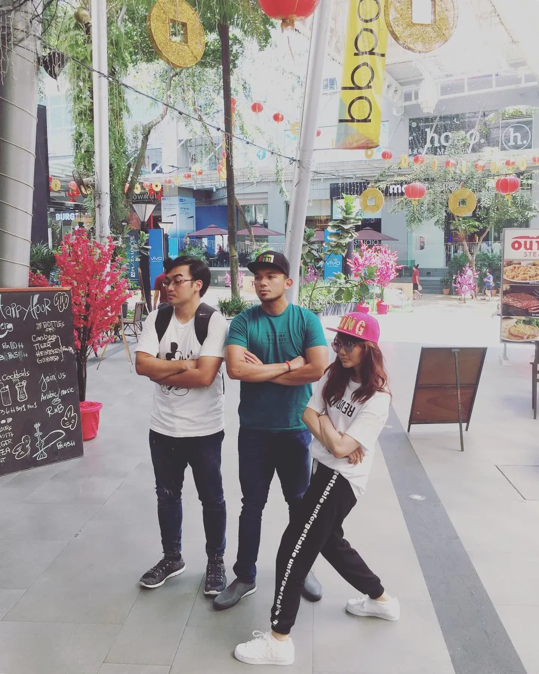 Momen unik Rina Nose jalan-jalan bareng mantan suami dan mantan kekasihnya. Credit: via instagram.com/fakhrulllraziii