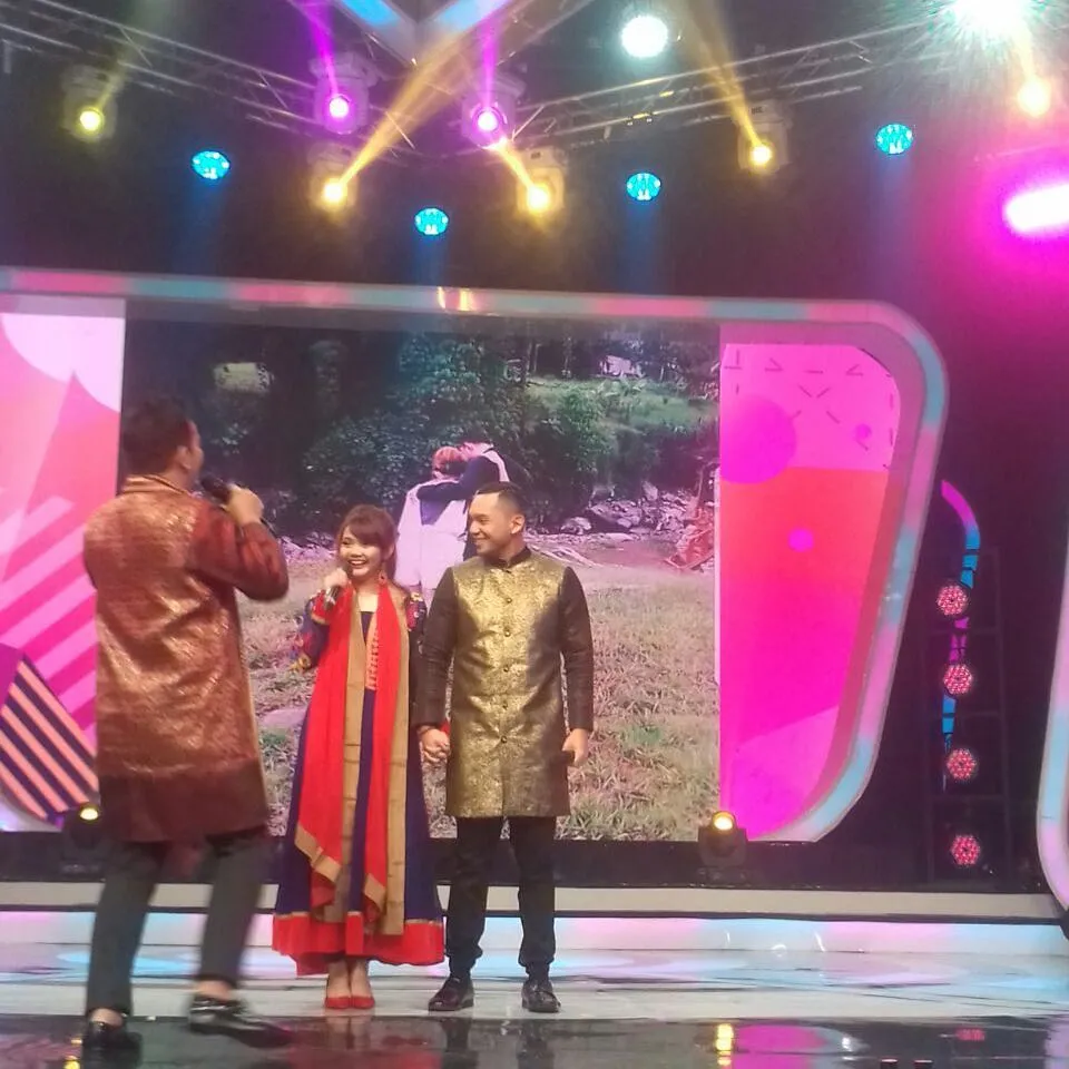 Kebersamaan Rina dan Fakhrul saat kerja bareng di sebuah acara televisi. Credit: via instagram.com/fakhrulllraziii