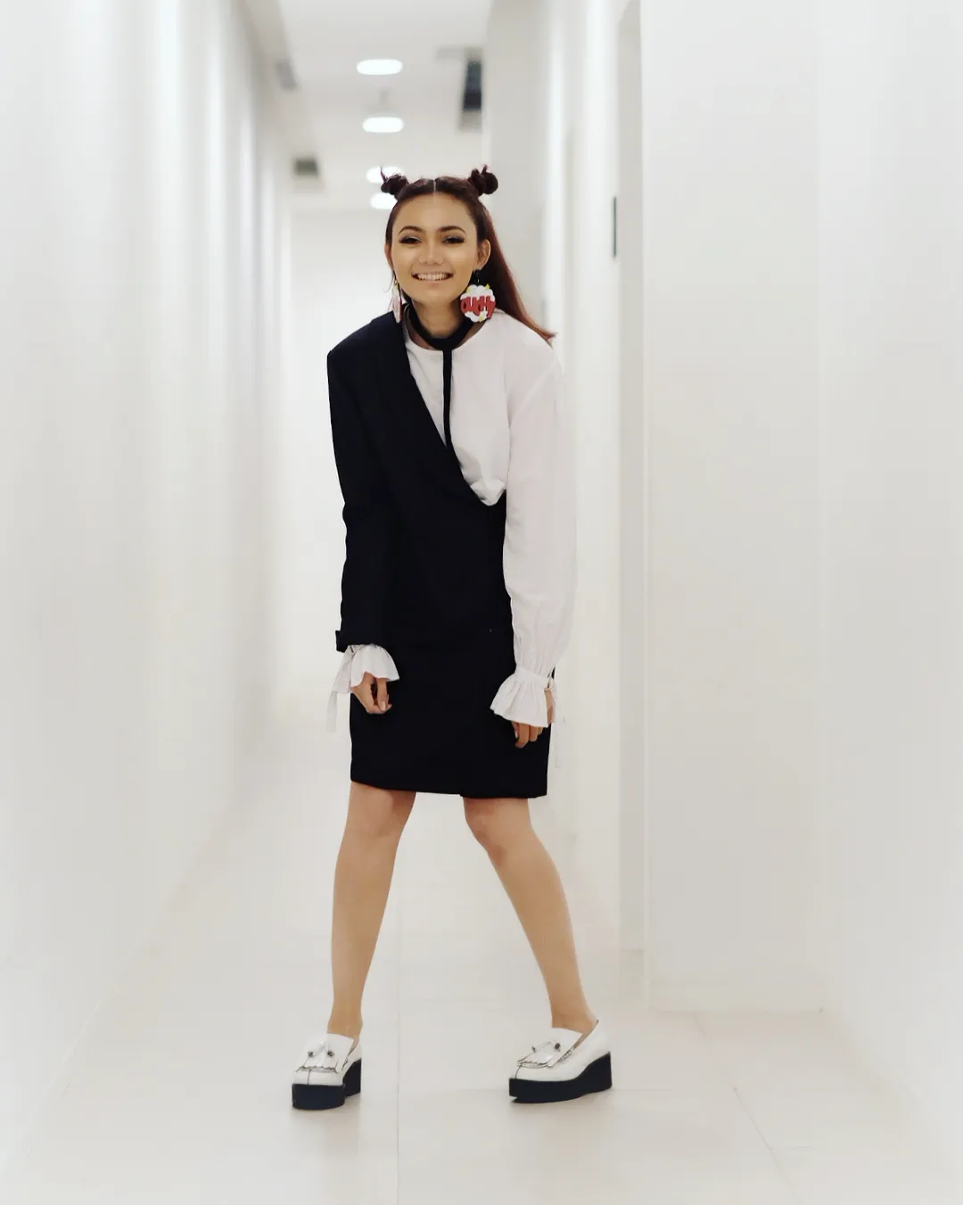 Gaya stylish Rina Nose dengan busana kekinian. Credit: via instagram.com/rinanose16