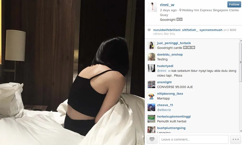 Rinni Wulandari tampil panas sebelum tidur. @instagram/rinni_w