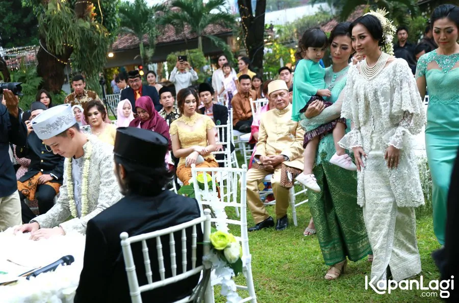 Rinni Wulandari dan Jevin Julian tak bisa menahan tangis saat menikah © KapanLagi.com®/Agus Apriyanto