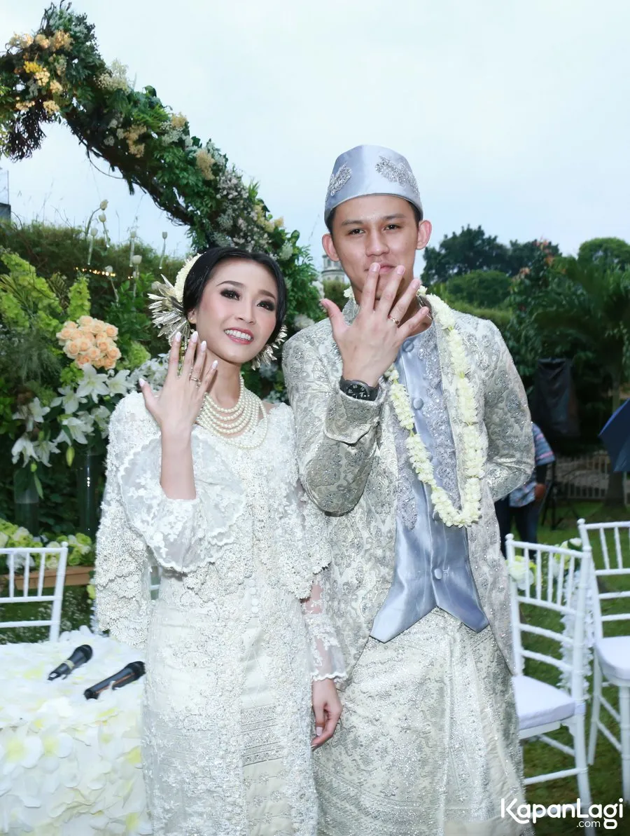 Rinni Wulandari dan Jevin Julian resmi menikah. © KapanLagi.com/Agus Apriyanto