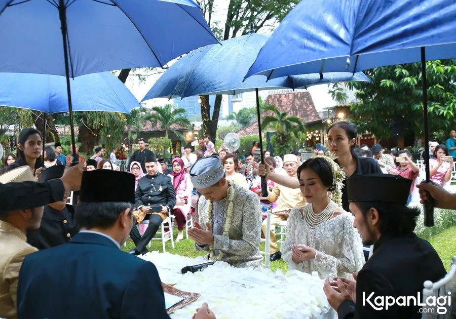 Saat Rinni Wulandari dan Jevin menikah, hujan turun rintik-rintik © KapanLagi.com®/Agus Apriyanto
