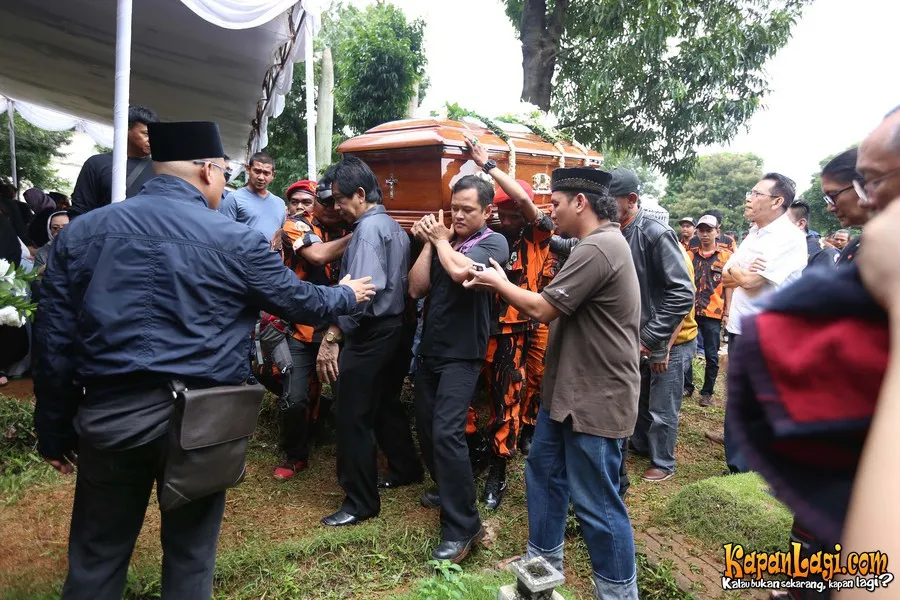 Suasana Pemakaman Rinto Harahap/@Foto: KapanLagi.com®/Busan