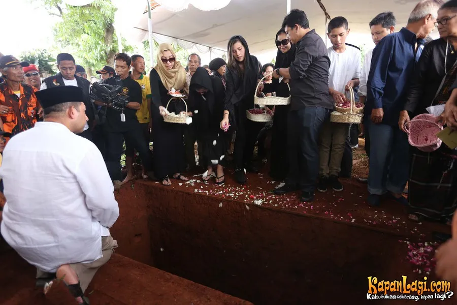 Derai air mata mewarnai pemakanan almarhum Rinto Harahap. ©KapanLagi.com®/Busan