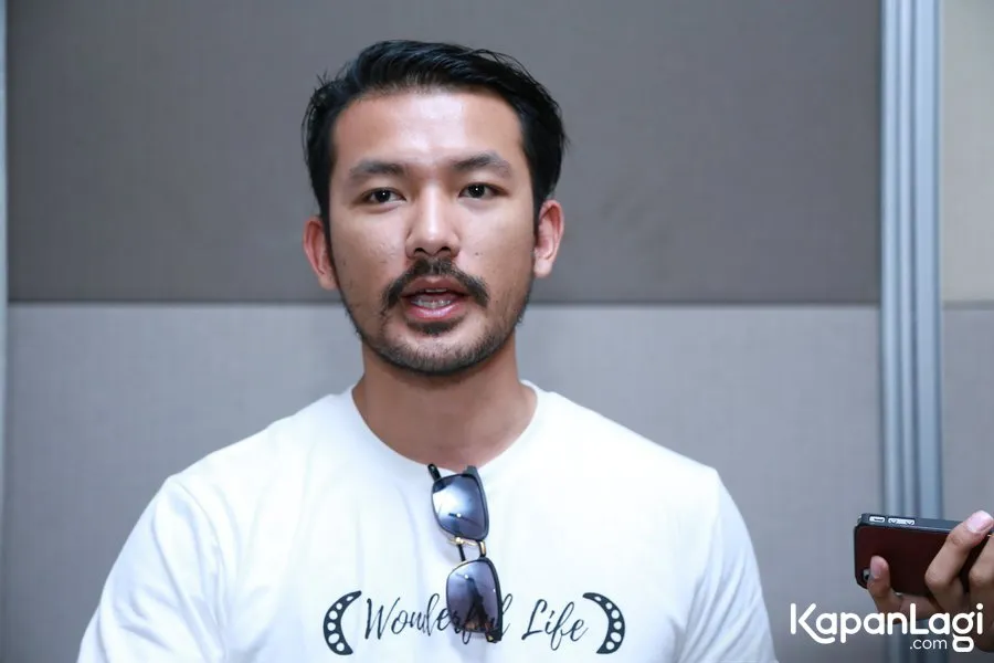 Rio Dewanto latihan fisik di tengah terik © KapanLagi.com®/ Agus Apriyanto