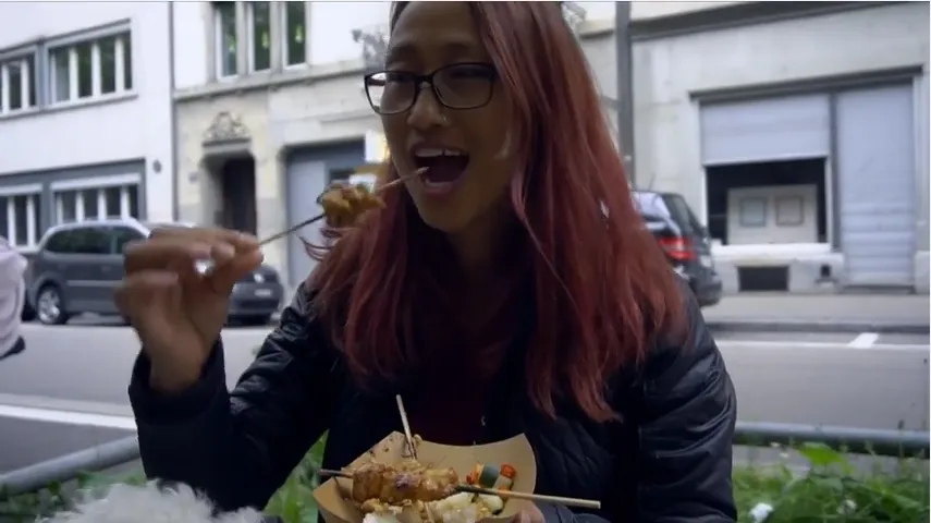 Warga setempat menggemari sate ayam yang dijual oleh Rio © Youtube.com